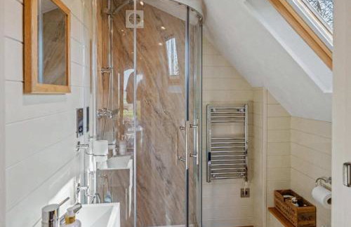 Swallow Light-filled pod with far-reaching scenic views - Photo 25