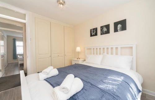 Spacious 4 Bed House Free Parking Near Station - Pass the Keys - Foto 30