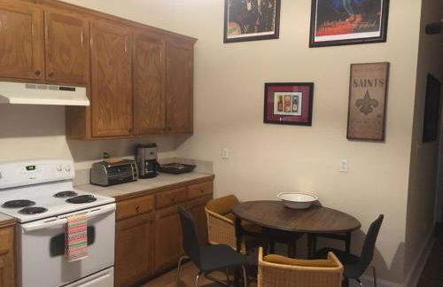 Near bustling Magazine St with bikes - Foto 5