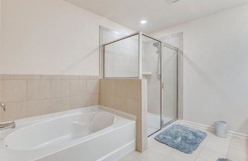 Near ATL! Spacious Townhome with Patio and WFH Setup - Foto 17