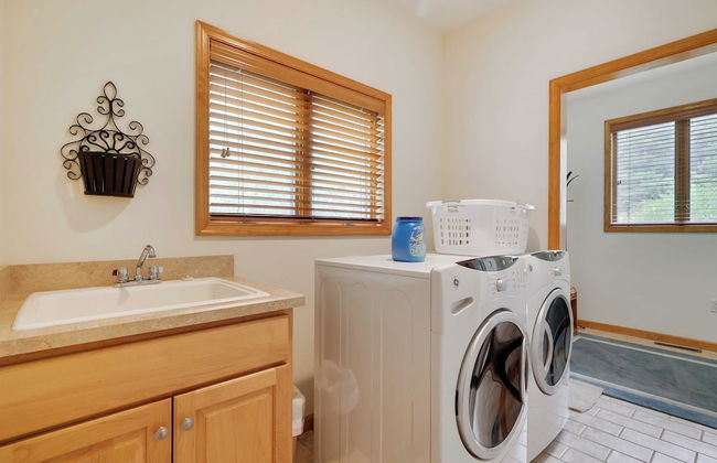 Elk Hollow by Avantstay Lakefront Chalet w/ Game Room & Fire Pit - Photo 45