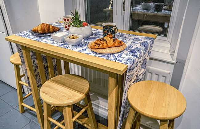 Stylish Super Central Modern Townhouse Retreat - Photo 11