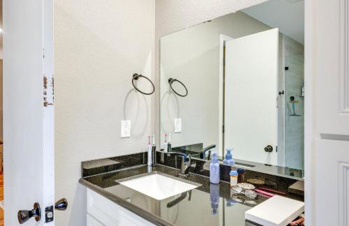 Deck and Views Spacious Lake House Escape - Foto 16