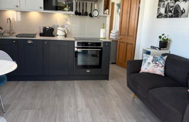 Little Trevio - seaside haven with parking and sea views - Photo 19