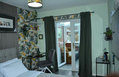 Cosy and Private with 55"TV and Dedicated Toilet Shower Space - Foto 60