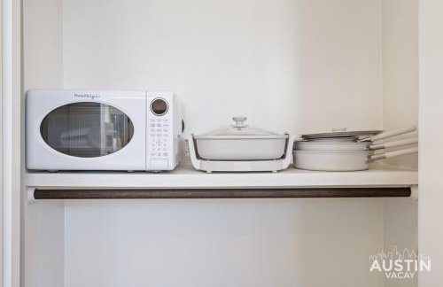 1BA East ATX StudioTX w Kitchenette Deck near UT and Lady Bird by Austin Vacay - Foto 13