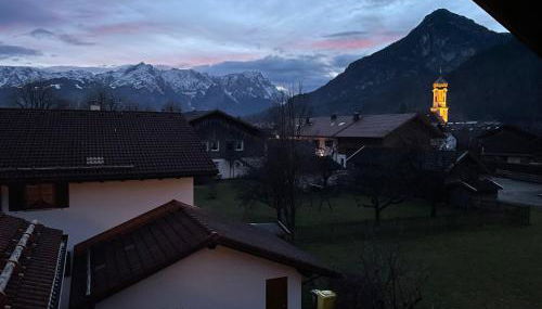 Dachgeschosswohnung mit traumhaftem Zugspitzblick bei Garmisch - Foto 2