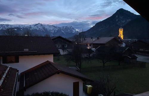 Dachgeschosswohnung mit traumhaftem Zugspitzblick bei Garmisch - Foto 2