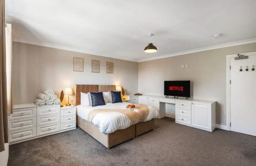 Stylish 5-Bedroom House, Accommodates 10, Fast Wi-Fi & Private Garden - Foto 16