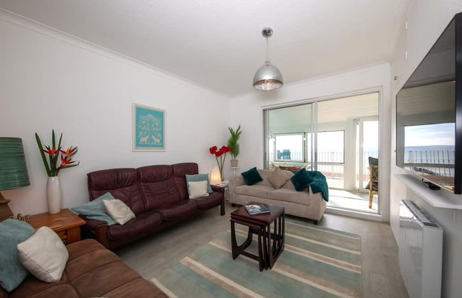 Stunning Beachfront Apt w Balcony Sea Views - Foto 53