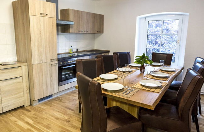 Courtyard View - Manor by the Lake - Photo 8