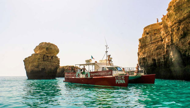 Navegando al atardecer por la costa del Algarve