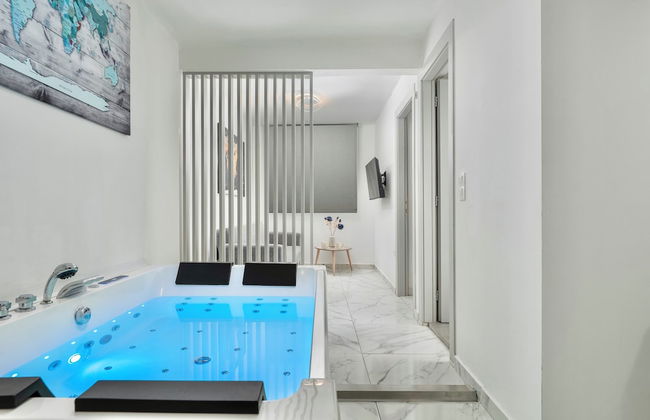 Premium Jacuzzi Suite at the City Center - Photo 15