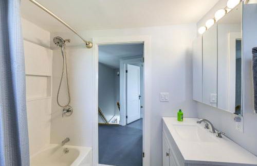 Cherryfield Home with Decks On Historic Horse Farm - Foto 14