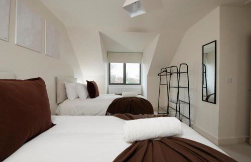 Spacious 5BR Home Near New Forest & Coast - Parking - Sleeps 10 - Photo 6