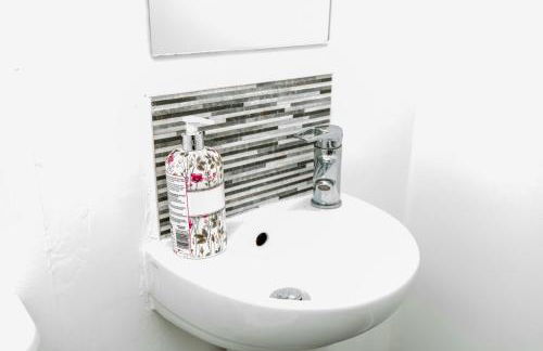 Manchester Cityside Deluxe Stay - 3 Bedroom House Great for Family with Free Parking & Garden - Foto 17