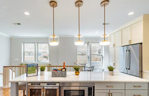 Windy City Getaway - 3BR 2BA Chicago Townhouse home - Photo 21