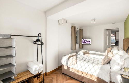 Spacious 5-Bedroom Home, Accommodates 10, Fast Wi-Fi & Parking Included - Foto 8