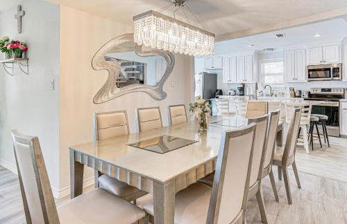 Luxury Lakefront Retreat with Dock in Runaway Bay - Foto 12