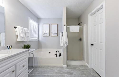 Fully Fenced & Stylish 3BR Near LakePoint Sports - Foto 21