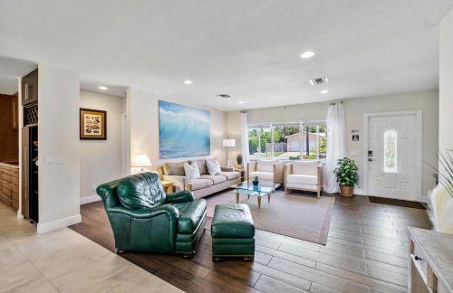 Across from Beach - Renovated Coastal Home, Gourmet Kitchen & Jetted Tub - by Maven Vacation Rentals - Foto 13