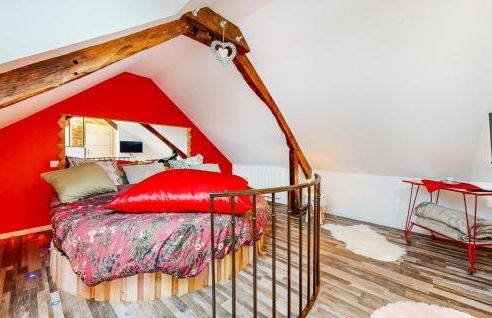 Amazing Home In Neuilly Le Vendin - Photo 16