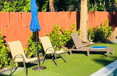 Modern Boho 3BR Duplex Escape with Pool & King Bed Near Beach - Foto 11