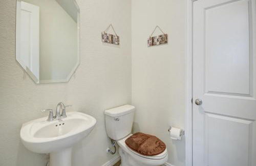 Meticulously-maintained 3-BR Townhouse w/ Backyard ~ Double-Story! - Foto 11