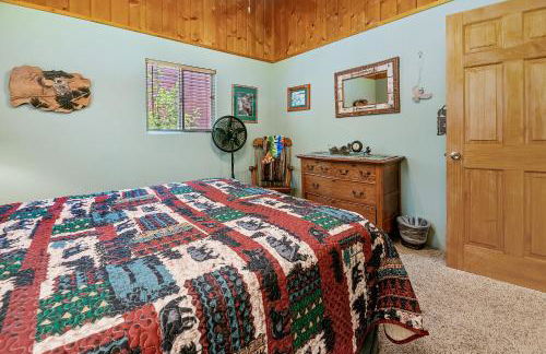 Catalina Retreat -Cozy mountain home in a tree filled neighborhood, plenty of games and a hot tub! - Foto 40