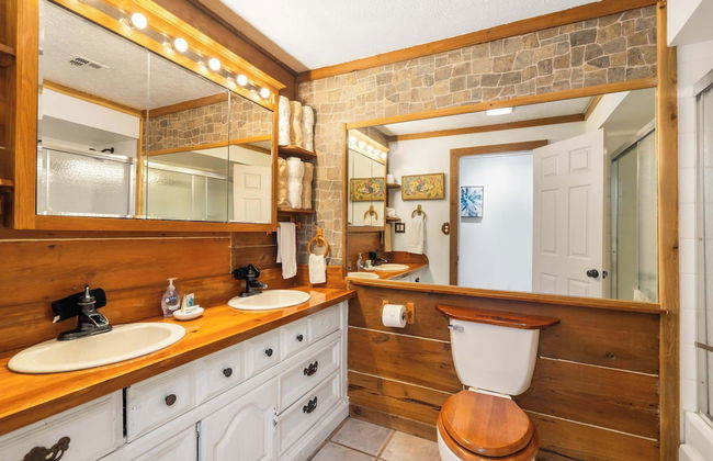 The Cozy Cottage Getaway - Private Pool & Hot Tub - Photo 13