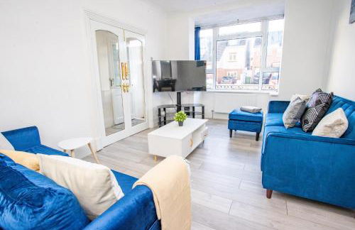 Sunny 3BR Home Near Portsmouth Park - Photo 2