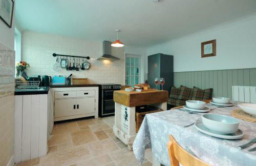 Min Yr Afon, A charming Laugharne Cottage, close to Castle, Estuary & Cafés - Photo 11