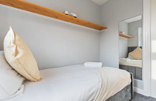 Spacious 4 Bedroom Leeds House - Ideal for Family and Contractors - Free WIFI and Free Parking - Foto 26