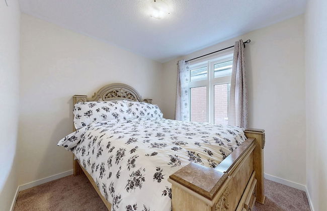 Modern 3-bedroom Oshawa Home - Photo 3