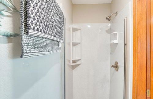 Family-Friendly Lakeview Cottage with Deck and View - Foto 9