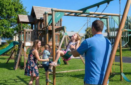 Steps to the Beach Pool Courts Family Fun - Foto 41