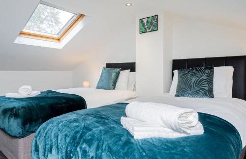 Spacious Home near Heathrow & Windsor with Parking - Photo 44