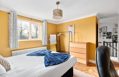 Marlow - Three Bedroom House - Parking - Photo 18