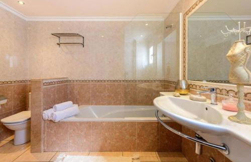 Villa by Ibiza with Pool, Sea Views BBQ - Foto 13