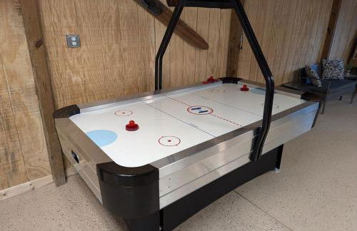 Sister Lakes Lakeside House - Sleeps 16 - Foto 40