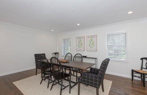 Group Getaway 6BR Near Fort Benning Huge Kitchen Private Yard - Foto 15