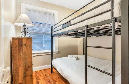 Tower Grove Getaway sleeps 8 - Foto 9