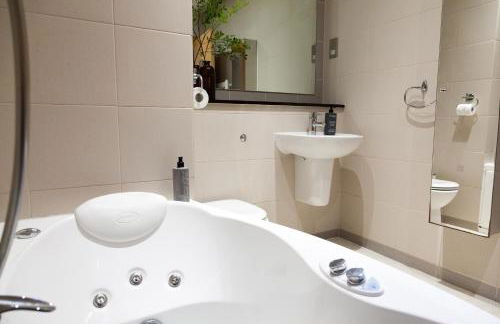 Weekly & Monthly stays in Penthouse for Contractors or Leisure Single or Superking beds available - Foto 16