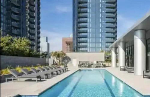 Chic 3-bed Apt with Pool & Hot Tub in Heart of DTLA - Foto 1
