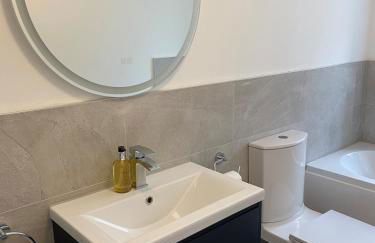 Spacious 2 bed sleeps 5 above traditional music pub - Foto 16