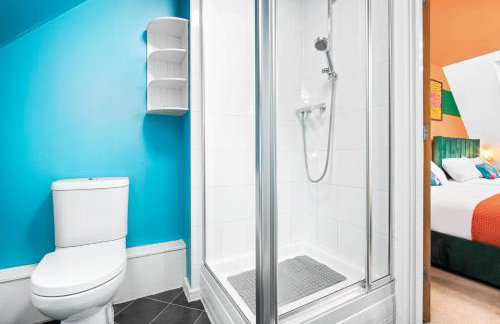 Stylish Manchester 4 Bed House with Garden - 4 Doubles Beds & 1 Single Bed - Sleeps 9 - Salford - FREE PARKING - SMART TVs in every bedroom - FREE NETFLIX - 6 min to City Centre, Close to Trafford Centre, Etihad Stadium, Manchester Arena, Clubs & more - Foto 12