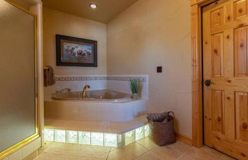 MAJESTIC VIEWS FAMILY LODGE with Large Deck - Photo 3