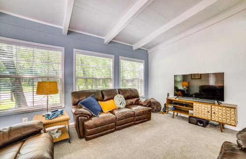 Live Lake Life! Enchanted Oaks Gem with Private Dock - Foto 23