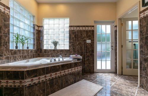 South Florida Spacious Oasis 4BR Retreat with 2 King Beds, Amazing Pool, near Beaches - Photo 60