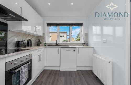 Brand New 4 Bedroom House - Sleeps 4 Fully Equipped, Free Parking, WiFi, Perfect for CONTRACTORS by Diamond Short Lets - Photo 8